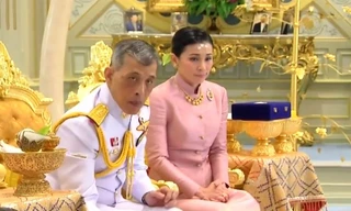 Nhà vua Thái Lan Maha Vajiralongkorn và Hoàng hậu Suthida hôm 1/5 ở Bangkok. Ảnh: Thai TV.