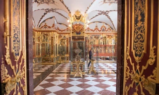 Hầm Xanh trưng bày khoảng 4.000 hiện vật quý giá làm bằng vàng, bạc, ngà voi, đá quý... Ảnh: Getty Images.