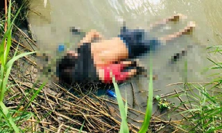 Hai bố con Oscar Alberto Martinez và Angie Valeria M gần bờ sông năm 2019. Ảnh: CNN.