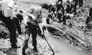 Năm 1993, cảnh sát tìm kiếm manh mối vụ giết người hàng loạt ở Hwaseong. Ảnh: Yonhap.