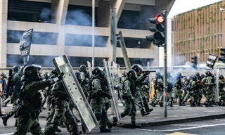 Cảnh sát chống bạo động của Hong Kong nỗ lực giải tán biểu tình. Ảnh: Getty Images.