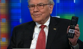 Tỷ phú Mỹ-ông vua đầu tư chứng khoán Warren Buffett giới thiệu chiếc điện thoại cổ lỗ của mình. Ảnh: CNN.