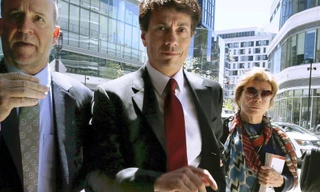 Agustin Huneeus (giữa) đến tòa án liên bang ở Boston. Ảnh: AP.