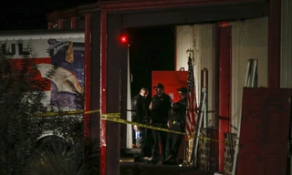 Cảnh sát khám nghiệm hiện trường vụ xả súng ngoài khuôn viên Trường Đại học Texas A&M. Ảnh: Dallas News. 