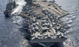 Tàu sân bay Ronald Reagan và tàu tuần dương Chancellorsville ở biển Đông. Ảnh: U.S. Navy.