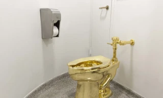 Chiếc bồn cầu làm hoàn toàn từ vàng 18 cara trị giá hơn 5 triệu USD. Ảnh: CNN.