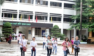 Thí sinh làm thủ tục dự thi tại Trường CĐ Sư phạm Hà Nội sáng 14/7/2014. Ảnh: Mai Châm