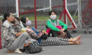 Người nhà đội nắng, vật vã chờ thí sinh ngoài trường thi