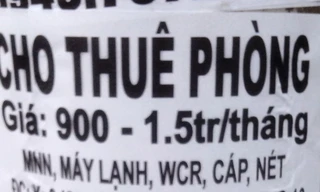  "Hiện thông tin về việc cho thuê phòng này tiếp tục xuất hiện trên côt điện gần trường Đại học Nguyễn Tất Thành và được nhiều bạn sinh viên xé đi", bạn Trương Minh Phụng chia sẻ. 