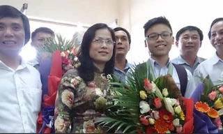  Lãnh đạo Sở GD-ĐT Nghệ An đón thầy Trần Văn Nga (bìa trái) và học sinh Cao Ngọc Thái (bìa phải) sau cuộc thi Olympic quốc tế năm 2014 tại sân bay Vinh. 