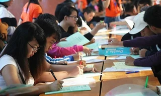 Tân sinh viên nhập học đầu năm học mới 2014-2015 tại một trường đại học ở TPHCM. 