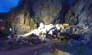 Hiện trường vụ sập mỏ đá