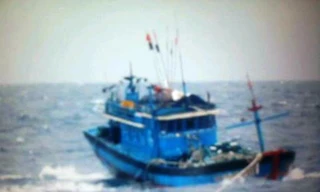 Tàu cá bị hỏng máy, phá nước giữa Trường Sa