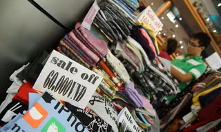 Hàng hóa giảm giá đến 50% trước ngày di dời Thương xá Tax