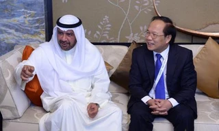  Chủ tịch OCA Sheikh Ahmad Al-Fahad Al-Sabah (trái) đồng ý không phạt Việt Nam vì rút đăng cai ASIAD 18. Ảnh: OC.