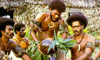 Người dân bản địa đang ép nước từ củ cây Kava. Ảnh T.G