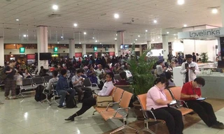 Hành khách chờ chuyến bay tại sân bay quốc tế Kuala Lumpur ngày 17/3 (Ảnh: Khôi Nguyên từ Malaysia)
