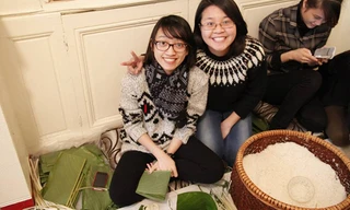 Các bạn trẻ ở UEVBx gói bánh chưng đón Tết. Ảnh: UEVBx