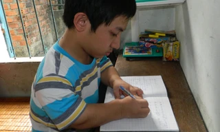 Phước luôn rất lạc quan và không ngừng vươn lên trong học tập. Ảnh: Hà Nam