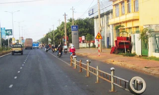 Biển báo bằng lốp xe trước cổng Bệnh viện Thiện Hạnh