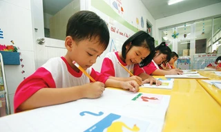  Trẻ học lớp lá ở các trường mầm non đã làm quen với chữ cái, con số, các nét chữ - Ảnh: Đào Ngọc Thạch 