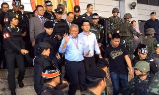Ông Suthep Thaugsuban (giữa) được trả tự do sau khi nộp bảo lãnh. Nguồn: veooz.com 