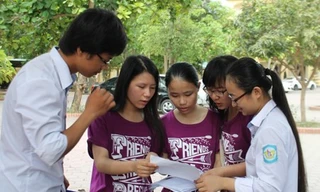  Học sinh Trường THPT chuyên Phan Bội Châu hào hứng với đề thi thử môn Toán được lồng ghép các ký tự liên tưởng tới vụ giàn khoan Hải Dương 981. Ảnh: Pháp Luật TPHCM