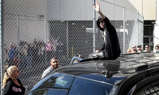 Justin Bieber vẫy tay chào người hâm mộ tại Miami (Nguồn: Rolling Stone)