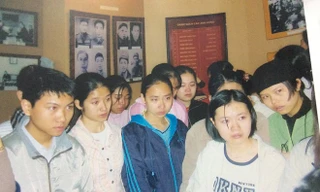 Học sinh cửa cô giáo Trịnh Thu Tuyết xúc động khi thăm Thành cổ Quảng Trị.