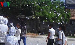 Phao thi ném tung tóe trước cổng trường THPT Hoằng Hóa 3 sáng 2/6. 