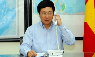 Bộ trưởng Ngoại giao điện đàm với Ủy viên Quốc vụ Trung Quốc