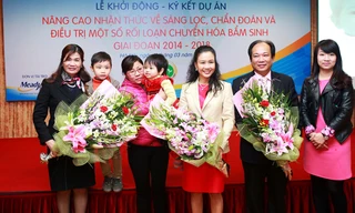 Hai cháu bé bị bệnh RLCHBS được Bệnh viện Nhi TƯ chữa khỏi cùng mẹ tặng hoa PGS.TS. Lê Thanh Hải, PGS.TS. Lưu Thị Hồng và Bà Gift Arpoporn Samabhandhu