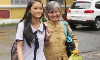 Hai bà cháu vui cười sau giờ thi vì Nhân Ái làm tốt bài