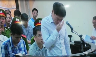 Bị cáo Dương Tự Trọng bật khóc trước tòa. Ảnh: Tuấn Nguyễn