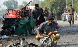 Hiện trường vụ đánh bom xe tại Peshawar ngày 23/9. Ảnh: AFP