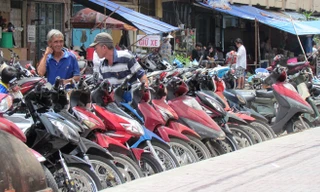 Một bãi trông giữ xe “lộ thiên” 