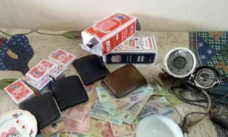 Camera cùng nhiều dụng cụ đánh bạc bị thu giữ. 