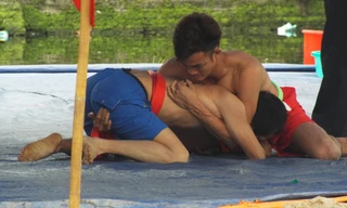 Các đô vật thi đấu quyết liệt