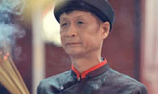 Đạo diễn Lê Hoàng làm mẫu ảnh.