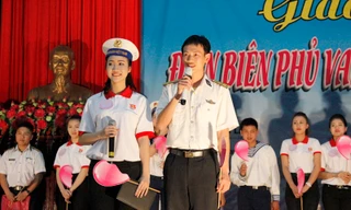 Người đẹp Hạ Long giao lưu với chiến sĩ hải quân 
