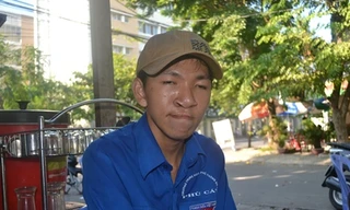 Bị đa khuyết tật nhưng Trần Nguyên Kha vẫn quyết tâm đi thi đại học. 