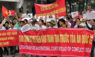 Các bạn trẻ phản đối Trung Quốc đưa giàn 