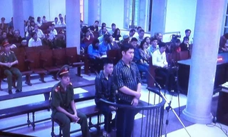 Các bị cáo tại tòa sáng nay, 14/4