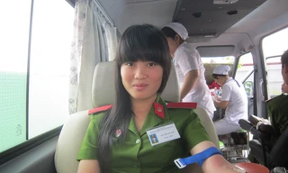 Chiến sĩ áo xanh và Chủ Nhật Đỏ