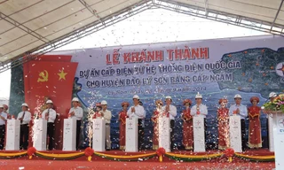 Thủ tướng Chính phủ Nguyễn Tấn Dũng và đại diện các bộ, ban ngành chính thức đóng điện cho Lý Sơn.