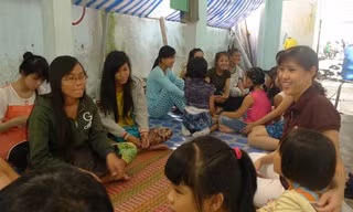  8 năm qua, vợ chồng cô Huyền đã tiếp sức hàng ngàn lượt sĩ tử 