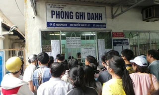  Đông đảo phụ huynh ghi danh tại Cơ sở ngoại ngữ - tin học - bồi dưỡng văn hóa Lê Hồng Phong (Q.5, TP.HCM) sáng 6.6 - Ảnh: Minh Luân (Thanh Niên)