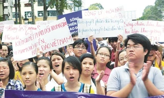 Thanh niên TPHCM xuống đường tuần hành do Hội Luật gia TP tổ chức, phản đối Trung Quốc đặt giàn khoan trái phép trên vùng biển Việt Nam. Ảnh: HUY THỊNH