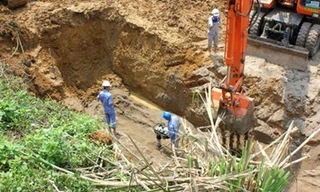 Vị trí xảy ra sự cố lần thứ 6 của đường ống dẫn nước sạch sông Đà về Hà Nội vào tối 25/4. Ảnh: VietNamNet.