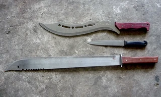 Cơ quan chức năng thu giữ hung khí liên quan vụ việc.